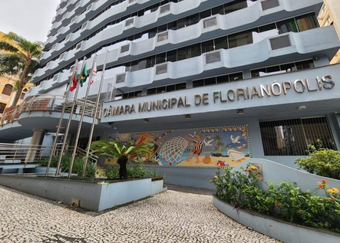 Sem contratar efetivos há 33 anos, Câmara de Florianópolis tem nova data para concurso público