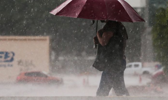 Chuva intensa e rajadas de vento de até 70 km/h ‘bagunçam’ o tempo em SC nesta semana