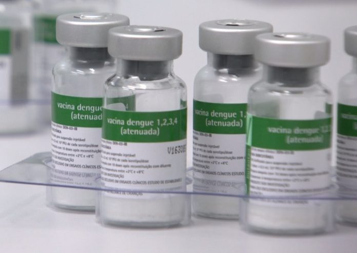 Vacina contra dengue depende de impressão da bula para ser enviada aos municípios, diz Governo