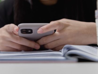 Projeto de lei para limitar o uso de celulares nas escolas de SC está sendo analisado pela Alesc