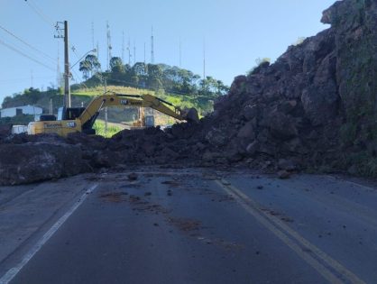 Após desmoronamento de pedras, contorno viário em Concórdia segue fechado