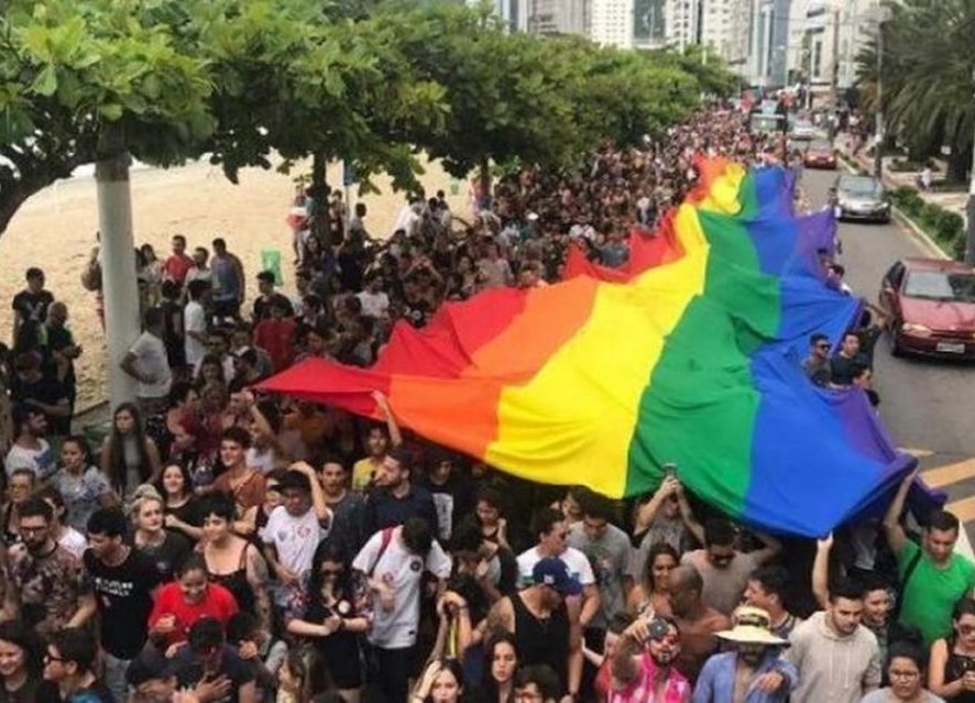 Projeto de Lei quer multar quem levar crianças e adolescentes para desfiles LGBTQIA+ em SC