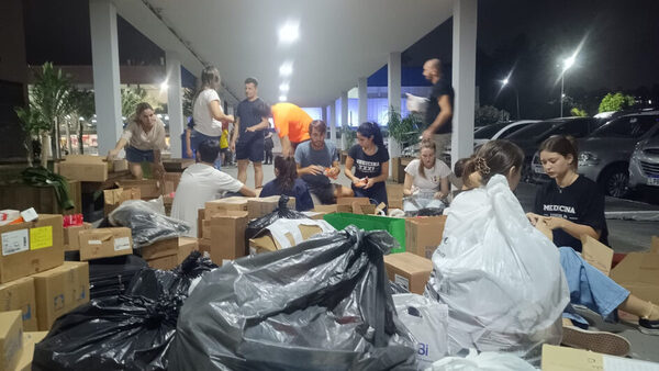 Estudantes de SC ajudam a atender vítimas das chuvas no RS: “Fragilizados em todos os sentidos”