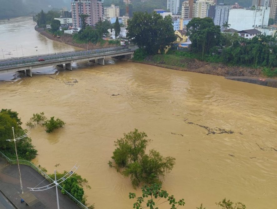 Nível do rio estabiliza em Blumenau e pico deve chegar ao máximo em 8,80 metros