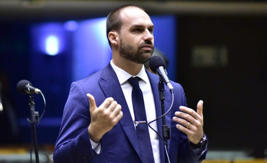 Eduardo Bolsonaro diz que vacinação de Lula contra dengue merece uma CPI