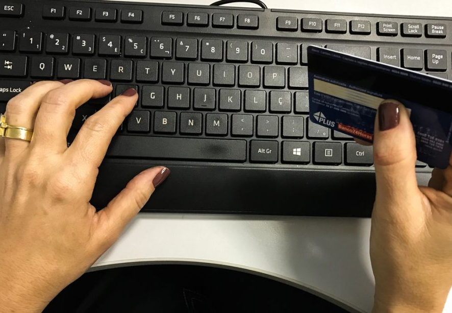Em votação simbólica e a parte, Senado aprova taxação de compras internacionais de até US$ 50