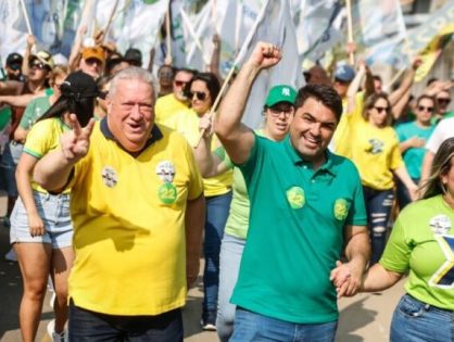 Alexandre Xepa e Eurico Osmari fazem caminhada em Ilhota e ouvem demandas da comunidade