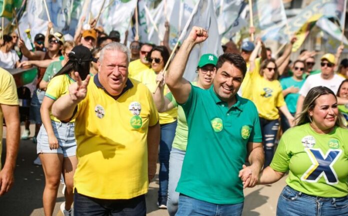 Alexandre Xepa e Eurico Osmari fazem caminhada em Ilhota e ouvem demandas da comunidade