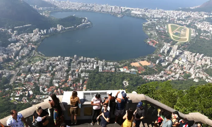 Turistas estrangeiros injetam R$ 26 bilhões no Brasil em 2024