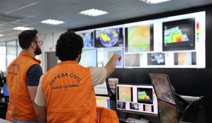 Defesa Civil emite alerta de chuva intensa com risco de deslizamentos em Santa Catarina