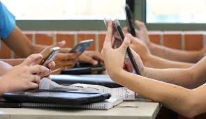 Comissão da Câmara aprova proibição do uso de celulares em escolas