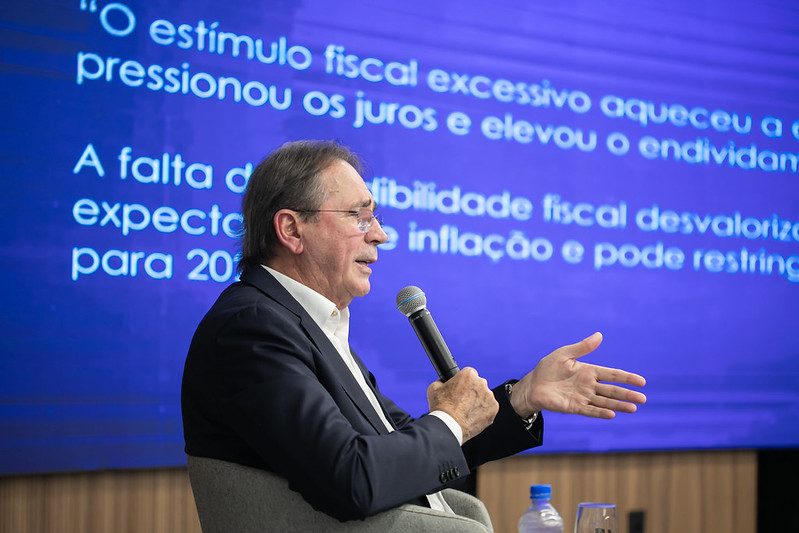 Cenário fiscal pressiona juros e afetará crescimento em 2025