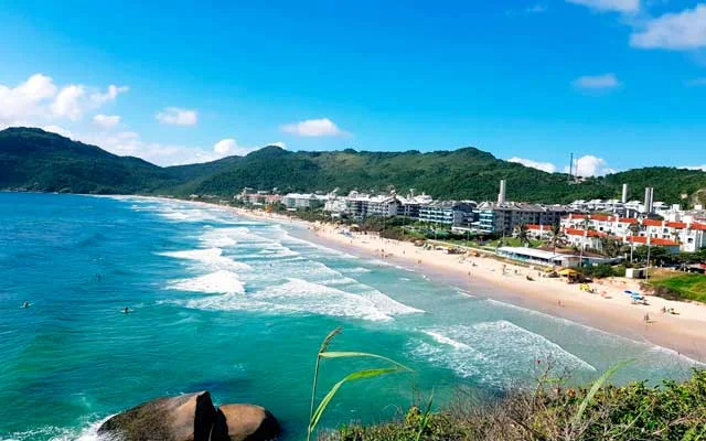 Florianópolis é o 3º destino mais buscado pelos estrangeiros para o verão