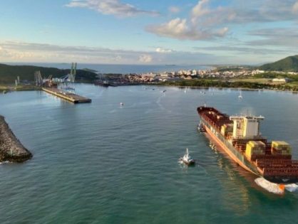 Gigante dos mares faz história no Porto de Imbituba