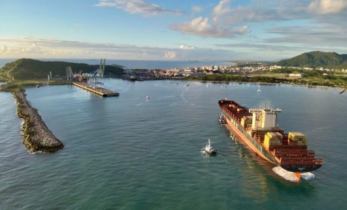 Gigante dos mares faz história no Porto de Imbituba