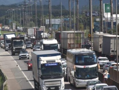 Filas quilométricas marcam início da semana na BR-101 em Santa Catarina