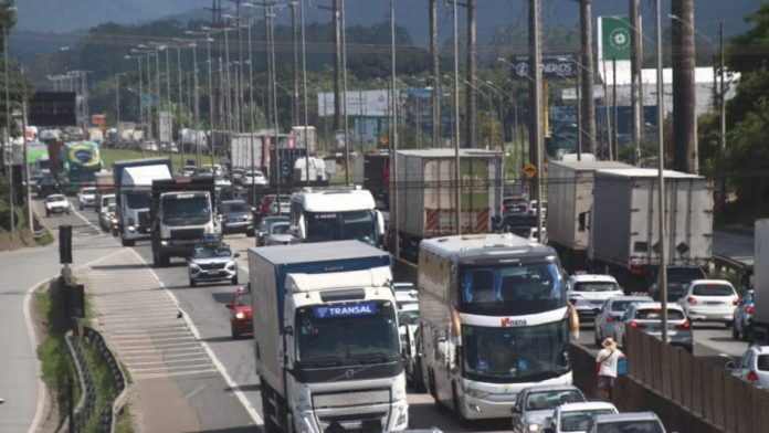 Filas quilométricas marcam início da semana na BR-101 em Santa Catarina