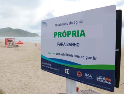 Placas de balneabilidade serão retiradas das praias de SC