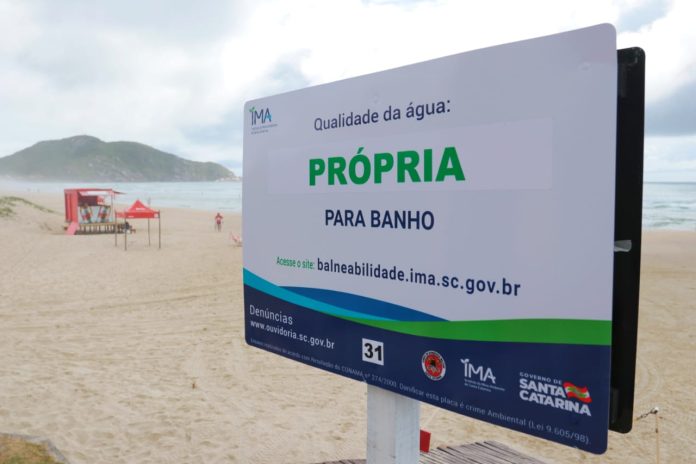 Placas de balneabilidade serão retiradas das praias de SC