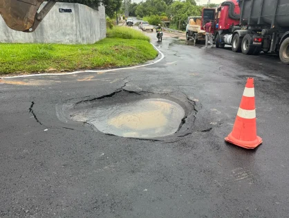 Adutora da Casan rompe e abre cratera em asfalto novo em Criciúma