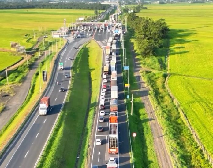 Fila nos pedágios da BR-101 vira alvo de questionamentos