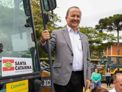 Governador Jorginho sanciona lei para combater ‘abril vermelho’ do MST