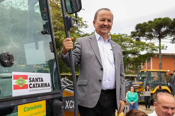 Governador Jorginho sanciona lei para combater ‘abril vermelho’ do MST