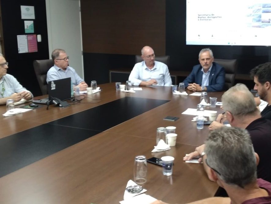 Secretário expõe ações do Estado sobre portos, aeroportos e ferrovias no CEC