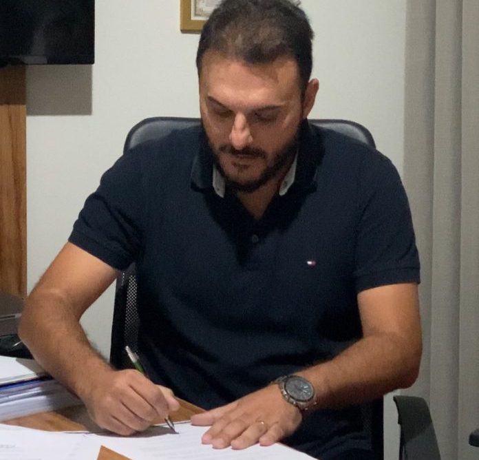 Prefeito de Pescaria Brava propõe aumento de 6,27% no salário dos professores