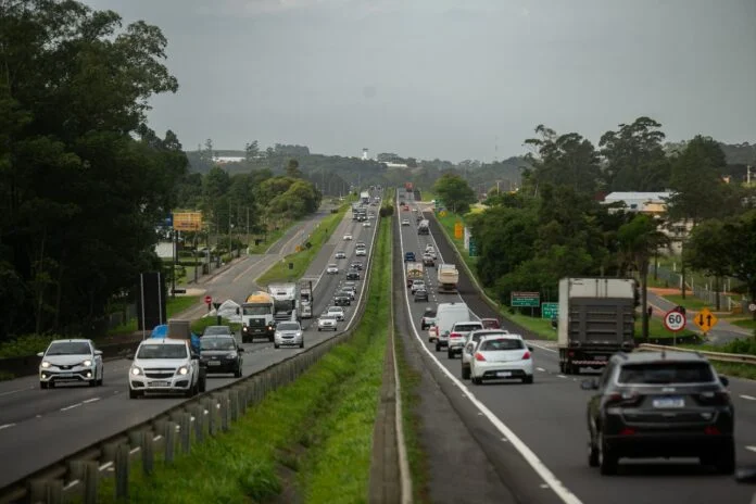 Tráfego intenso na BR-101 Sul: mais de 860 mil veículos no feriado