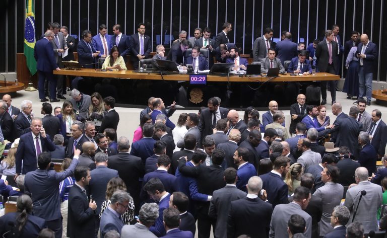 Aumento no número de deputados é novo mau exemplo, diz FIESC