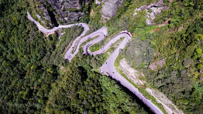Asfaltamento da Serra do Corvo Branco atinge 30% e avança com novo ritmo