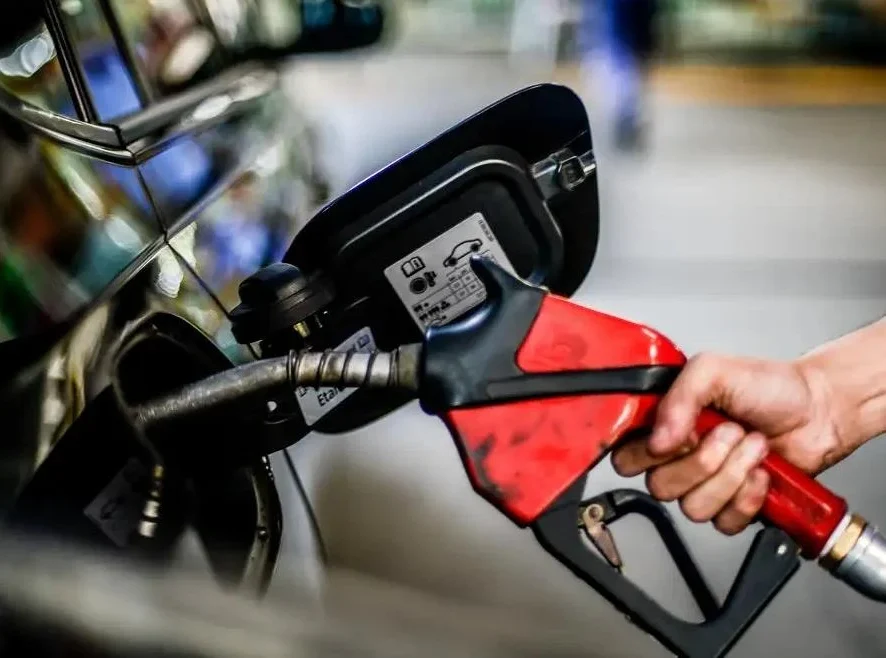 Gasolina e chope serão comercializados sem imposto neste sábado