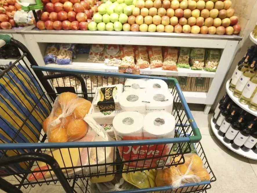 Preços de alimentos caem e prévia da inflação de junho perde força