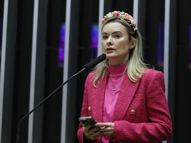 Bolsonaro quer Carlos como senador por SC e avisa deputada Julia Zanatta