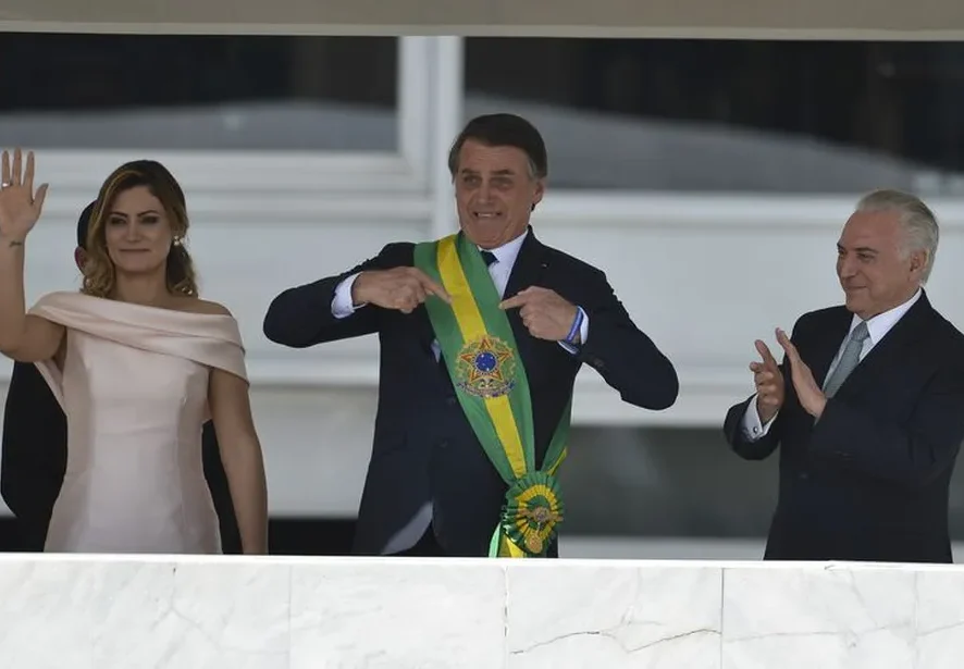 Bolsonaro afirma que evitou “maior vaia da história” ao não passar faixa a Lula
