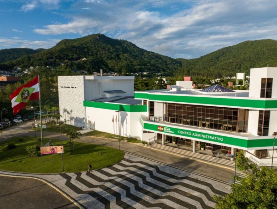 Servidores públicos catarinenses receberam a antecipação de metade do 13º salário nesta terça