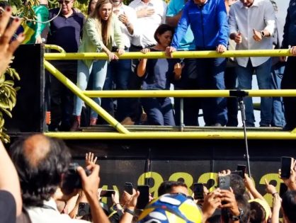 Mesmo sob medidas cautelares, Bolsonaro participa de motociata em Brasília