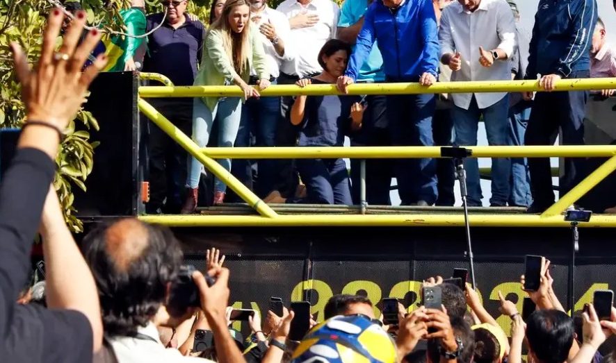 Mesmo sob medidas cautelares, Bolsonaro participa de motociata em Brasília