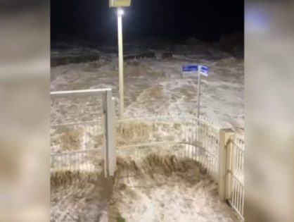 Cenas mostram força da maré e ruas se transformando em rios em cidades de SC