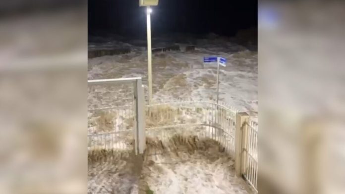 Cenas mostram força da maré e ruas se transformando em rios em cidades de SC