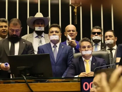 Após prisão domiciliar de Bolsonaro, oposição ocupa plenários por anistia e impeachment de Moraes