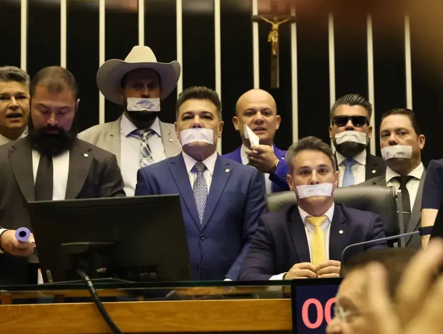 Após prisão domiciliar de Bolsonaro, oposição ocupa plenários por anistia e impeachment de Moraes