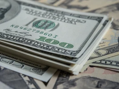 Dólar cai para R$ 5,42 após declarações de presidente do Fed