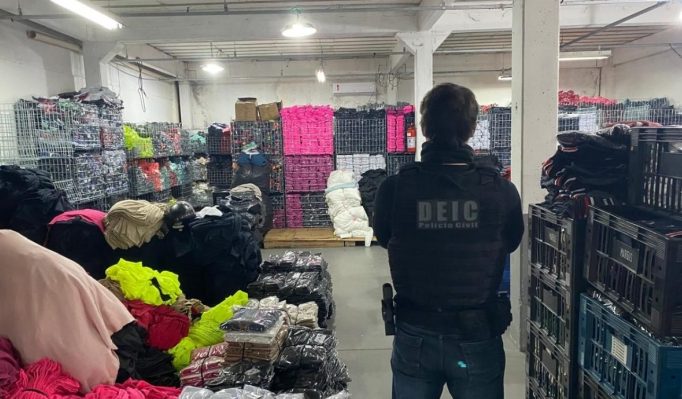 Apreensão milionária de roupas piratas em Brusque expõe esquema nacional