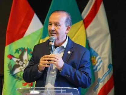 'Isso não me intimida', publica governador sobre ameaças de morte