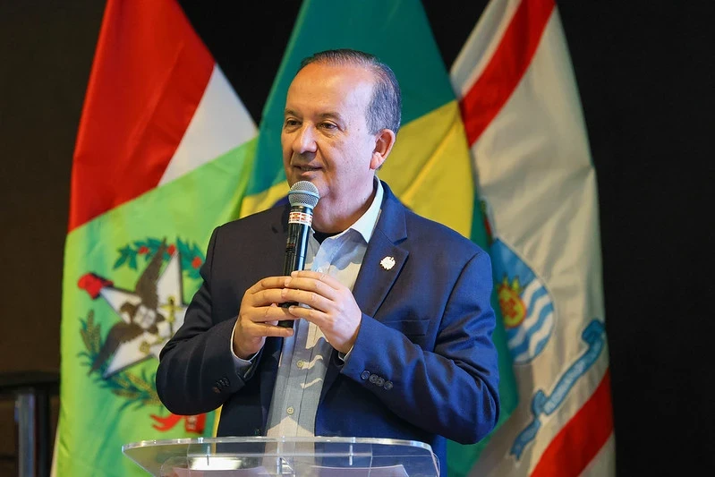 'Isso não me intimida', publica governador sobre ameaças de morte