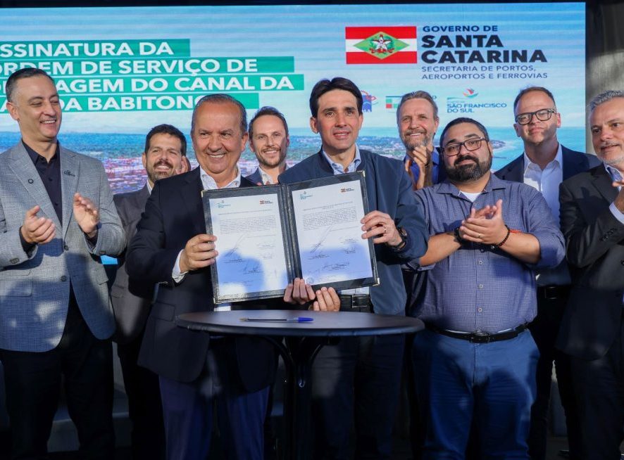 Jorginho Mello assina ordem de serviço para a maior obra de dragagem do Brasil na Baía da Babitonga