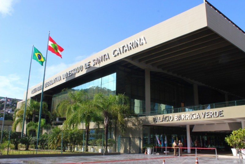 Lançados novos projetos para penalização de violência em eventos e bloqueio de mensagens eletrônicas