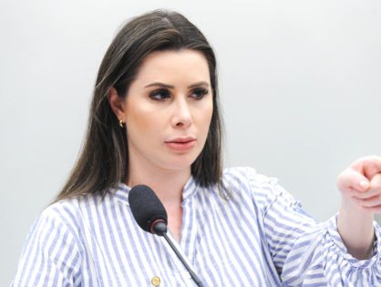Em entrevista à rádio de Xanxerê, Carol de Toni ameaça deixar o PL se não tiver candidatura ao Senado